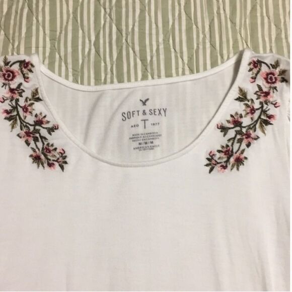 ✨HP✨A&E Long Sleeve Floral Embroidered Top✨ - Picture 3 of 5